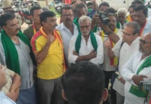 ಎಪಿಎಂಸಿ ಸಂತೆ ಸ್ಥಳಾಂತರಕ್ಕೆ ಅಧಿಕಾರಿಗಳ ಸಮ್ಮತಿ ರೈತರ ಅಹೋರಾತ್ರಿ ಹೋರಾಟಕ್ಕೆ ಮೊದಲ ಗೆಲುವು