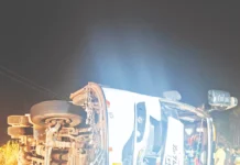 ಮಿನಿ ಬಸ್ ಪಲ್ಟಿ ; ೨೨ ಜನರಿಗೆ ಗಾಯ