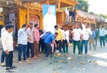 ಸಿದ್ದು ಮುಂದುವರಿಕೆಗೆ ಆಗ್ರಹಿಸಿ ಹಾಲಿನ ಅಭಿಷೇಕ