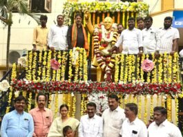 ಬಾಬಾಸಾಹೇಬರ ಪುತ್ಥಳಿಗೆ ಪುಷ್ಪನಮನ.