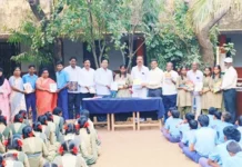 ಪುತ್ರನ ಮದುವೆ ಔತಣಕೂಟದಲ್ಲಿ ಪುಸ್ತಕ ಕಾಣಿಕೆ ಸ್ವೀಕರಿಸಿ ವಿದ್ಯಾರ್ಥಿಗಳಿಗೆ ವಿತರಣೆ