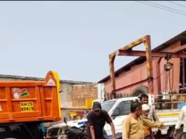 ಅಂಗಡಿಯಲ್ಲಿ ಅಡಗಿತ್ತು ೮ ಅಡಿ ಉದ್ದದ ಹಾವು