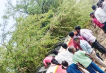 ಬಿದನೂರ ; ರಸ್ತೆ ಇಕ್ಕಟ್ಟಿನಿಂದ ರಸ್ತೆ ಬದಿಗೆ ಉರುಳಿದ ಬಸ್