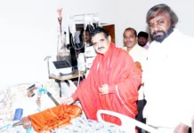 ಲೋಕನಾಯಕರಿಗೆ ಆಶಿರ್ವದಿಸಿದ ಹಾರಕೂಡ ಶ್ರೀಗಳು