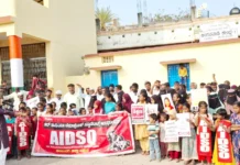 ನಮ್ಮೂರ ಶಾಲೆ ಮುಚ್ಚಲು ಬಿಡುವುದಿಲ್ಲ, ಸಿತನೂರ ಗ್ರಾಮಸ್ಥರ ಪ್ರತಿಭಟನೆ