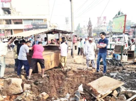 ಕುಂಬಾರ ಕೆರೆಯ ಅಭಿವೃದ್ಧಿ ಕಾರ್ಯಕ್ಕೆ ಗೂಡಂಗಡಿಗಳು ತೆರವು.ಪೌರಾಯುಕ್ತ ಜ್ಯೋತಿಗೀರಿಶ