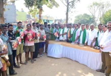 ಗೋಪೂಜೆ ಸಲ್ಲಿಸಿ, ಬಕೆಟ್ ವಿತರಿಸಿದ ಶಾಸಕ ಶ್ರೀವತ್ಸ