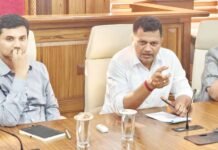 ಪಾಂಡೇಶ್ವರ ಲೆವೆಲ್ ಕ್ರಾಸಿಂಗ್ನ ಸಂಚಾರ ಸಮಸ್ಯೆಗೆ ತುರ್ತು ಪರಿಹಾರಕ್ಕೆ ರೈಲ್ವೆ ಅಧಿಕಾರಿಗಳಿಗೆ ಸಂಸದ ಕ್ಯಾ. ಚೌಟ ಸೂಚನೆ