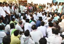 ರೂಪನಗುಡಿಯಲ್ಲಿ ಜೋಳದ ಚೀಲ ಸಂಗ್ರಹದ ಸಮಸ್ಯೆ ಬಗೆಹರಿಸಿದ ಶ್ರೀರಾಮುಲು