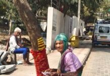 ನಗರದ ಜಿಲ್ಲಾ ಆಸ್ಪತ್ರೆ ಮುಂದೆ ರಸ್ತೆಯಲ್ಲಿ ಮತ್ತೊಂದು ದೇವಸ್ಥಾನಕ್ಕೆ ಸಿದ್ದತೆ