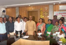 ನಿಗಮದ ಅಧ್ಯಕ್ಷರಿಂದ ಮೃತ ನೌಕರರ ವಾರಸುದಾರರಿಗೆ2.30 ಕೋಟಿ ರೂ.ಗಳ ಪರಿಹಾರದ ಮೊತ್ತದ ಚೆಕ್ ಹಸ್ತಾಂತರ