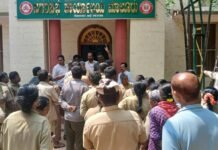 ಸ್ವಚ್ಛತಾ ಕಾರ್ಯ ಸ್ಘಗಿತಗೊಳಿಸಿ ಪೌರಕಾರ್ಮಿಕರ ಪ್ರತಿಭಟನೆ