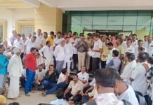 ವಿಎಸ್ಎಸ್ಎನ್ ಚುನಾವಣೆಯಲ್ಲಿ ಅಕ್ರಮ ಎನ್ಡಿಎ ಕಾರ್ಯಕರ್ತ ಮೇಲೆ ಸುಳ್ಳು ಪ್ರಕರಣ ಖಂಡಿಸಿ ಪ್ರತಿಭಟನೆ