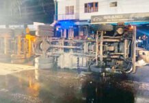 ಸುಳ್ಯ : ಚಾಲಕನ ನಿಯಂತ್ರಣ ತಪ್ಪಿ ಪಲ್ಟಿಯಾದ ಕಂಟೈನರ್ ಲಾರಿಯ ಡೀಸೆಲ್ ರಸ್ತೆಯಲ್ಲಿ ಚೆಲ್ಲಿ ಹಲವರಿಗೆ ಗಾಯ