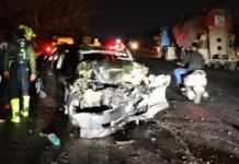 ಲಾರಿಗೆ ಕಾರು ಡಿಕ್ಕಿ – ಮೂವರ ಸಾವು