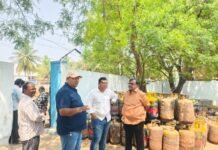 ಗ್ಯಾಸ್ ಸಿಲಿಂಡರ್ ವಿತರಣೆ ಪರಿಶೀಲಿಸಿದ ಮೇಯರ್