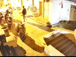 ಜಮಖಂಡಿಯಲ್ಲಿ ಪೆಟ್ರೋಲ್ ಕಳ್ಳತನ, ವಾಹನ ಹಾನಿ – ಸಿಸಿ ಕ್ಯಾಮೆರಾದಲ್ಲಿ ದೃಶ್ಯಗಳು ಸೆರೆ, ನಗರದಲ್ಲಿ ಆತಂಕ