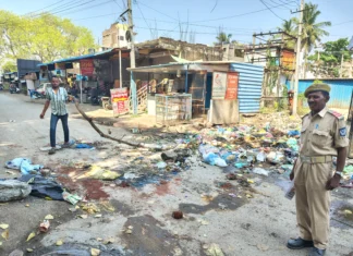 ರಸ್ತೆ ಮೇಲೆ ಕಸದ ರಾಶಿ: ಸಾರ್ವಜನಿಕರ ಅಕ್ರೋಶ