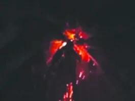 ಸಿಡಿಲು ಬಡಿದು ತೆಂಗಿನ ಮರಕ್ಕೆ ಬೆಂಕಿ