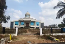 ಉದ್ಘಾಟನೆಯಾಗದೆ ಪಾಳು ಕೊಂಪೆಯಾದ ಅರಸು ಭವನ: ಸಾರ್ವಜನಿಕರ ಬೇಸರ
