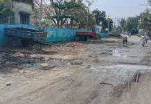 ರಸ್ತೆಯ ಮೇಲೆ ಚರಂಡಿ ನೀರು ದುರಸ್ತಿಗೆ ಆಗ್ರಹ