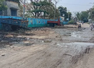 ರಸ್ತೆಯ ಮೇಲೆ ಚರಂಡಿ ನೀರು ದುರಸ್ತಿಗೆ ಆಗ್ರಹ