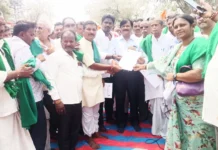 ಕಾಲುವೆಗಳಿಗೆ ನೀರು ಬಿಡದಿದ್ದರೆ ಒಂದಿಷ್ಟು ವಿಷ ಕೊಡಿ: ಅಯ್ಯಣ್ಣ ಆಕ್ರೋಶ