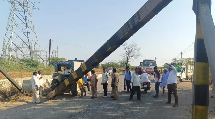 ರೈಲ್ವೆ ಓವರ್ ಹೈಟ್ ಗೇಜ್ ಕಂಬ ಮುರಿದು ಬಿದ್ದು ತಪ್ಪಿದ ಅನಾಹುತ