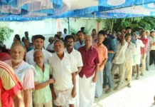 ಪ. ಬಂಗಾಳದಲ್ಲಿ ಕಚ್ಚಾ ಬಾಂಬ್ ಸ್ಫೋಟ ಹಲವರಿಗೆ ಗಾಯ: ತ. ನಾಡಲ್ಲಿ ಮತದಾನ ಶಾಂತಿಯುತ