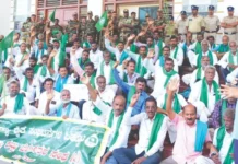 ಕಬ್ಬಿನ ಹೆಚ್ಚುವರಿ ಹಣ ಪಾವತಿಗೆ ಆಗ್ರಹಿಸಿ ಪ್ರತಿಭಟನೆ