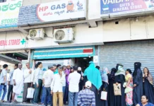 ಅಡಿಗೆ ಗ್ಯಾಸ್ ಸಿಲೆಂಡರ್ಗಾಗಿ ಗ್ರಾಹಕರ ಪರದಾಟ…. ಪರಿಹಾರ ಕಂಡುಕೊಳ್ಳಲು ಮುಂದಾಗದ ಏಜೆನ್ಸಿ