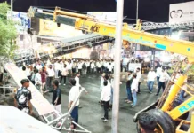 ಗಾಳಿಗೆ ನೆಲಕ್ಕುರುಳಿದ ದೀಪದ ಕಮಾನು