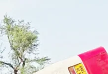 ಸಾತಿಹಾಳ ಬಳಿ ಬಸ್ ಪಲ್ಟಿ : 20 ಪ್ರಯಾಣಿಕರಿಗೆ ಗಾಯ