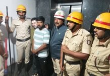 ಅಗ್ನಿಶಾಮಕ ಸಿಬ್ಬಂದಿಯಿಂದ ಲಿಫ್ಟ್ನಲ್ಲಿ ಸಿಲುಕಿದ್ದ ಇಬ್ಬರ ರಕ್ಷಣೆ