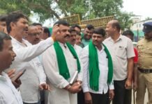 ಬೆಳೆ ಹಾನಿ ಪರಿಹಾರಕ್ಕೆ ಆಗ್ರಹಿಸಿ ರೈತರ ಧರಣಿ