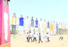 ಉರಿಬಿಸಿಲು ಲೆಕ್ಕಿಸದೆ ಹರಿದುಕ್ಕಿದ ಜನಸ್ತೋಮ