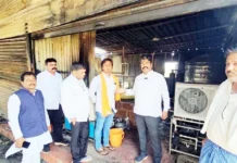 ಶಾರ್ಟ್ ಸರ್ಕಿಟ್ನಿಂದ ಅಗ್ನಿ ದುರಂತ: ನಾಲ್ಕು ಅಂಗಡಿಗಳು ಭಸ್ಮ30 ರಿಂದ 35 ಲಕ್ಷ ರೂ. ಹಾನಿ : ಈಶ್ವರ್ ಸಿಂಗ್ ಠಾಕೂರ್ ಭೇಟಿ