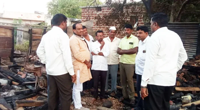ಪಡಸಾವಳಿಯಲ್ಲಿ ಅಗ್ನಿ ದುರಂತ :ಸುಟ್ಟು ಕರಕಲಾದ ಫರ್ನೀಚರ್ ಅಂಗಡಿ