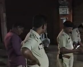 ಹೊಸಪೇಟೆ: ಎಂ.ಪಿ.ಪ್ರಕಾಶ್ ನಗರದಲ್ಲಿ ನಡು ರಸ್ತೆಯಲ್ಲಿಯೇ ಚಾಕುವಿನಿಂದ ಚುಚ್ಚಿ ವ್ಯಕ್ತಿಯ ಭೀಕರ ಕೊಲೆ