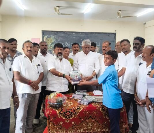 ಸರ್ಕಾರಿ ಶಾಲಾ ಮಕ್ಕಳಿಗೆ ಪುಸ್ತಕಗಳ ವಿತರಣೆ