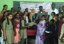 ಶಾಲಾರಂಭದ ಸಂಭ್ರಮ-ಮಕ್ಕಳಿಗೆ ಹೂ ನೀಡಿ ಸ್ವಾಗತ