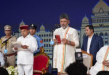 ಮುಖ್ಯಮಂತ್ರಿಯಾಗಿ ಅಜ್ಜಯನ ಹೆಸರಲ್ಲಿ ಡಿಕೆಶಿ ಪ್ರಮಾಣವಚನ ಸ್ವೀಕಾರ
