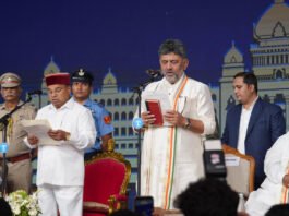 ಮುಖ್ಯಮಂತ್ರಿಯಾಗಿ ಅಜ್ಜಯನ ಹೆಸರಲ್ಲಿ ಡಿಕೆಶಿ ಪ್ರಮಾಣವಚನ ಸ್ವೀಕಾರ