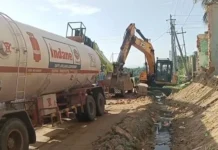 ಕೆಸರಲ್ಲಿ ಸಿಲುಕಿದ ಗ್ಯಾಸ್ ಟ್ಯಾಂಕರ್