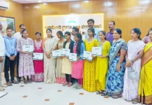 ಜಿಲ್ಲಾಧಿಕಾರಿಗಳಿಂದ ಎಸ್ಎಸ್ಎಲ್ಸಿಯಲ್ಲಿ ಹೆಚ್ಚು ಅಂಕಗಳಿಸಿದ ಮಕ್ಕಳಿಗೆ ವಿದ್ಯಾರ್ಥಿವೇತನ ವಿತರಣೆ