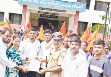 ಕಾಲೇಜಿನ ಮೇಲ್ಛಾವಣಿ ಕುಸಿದು ವಿದ್ಯಾರ್ಥಿನಿಯರಿಗೆ ಗಾಯ ಗುತ್ತಿಗೆದಾರರ ಮೇಲೆ ಪ್ರಕರಣ ದಾಖಲಿಸಲು ಆಗ್ರಹಿಸಿ ಎಬಿವಿಪಿ ಪ್ರತಿಭಟನೆ
