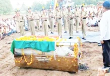 ರಸ್ತೆ ಅಪಘಾತದಲ್ಲಿ ಬಿಎಸ್ಎಫ್ ಯೋಧ ಮಹಾದೇವ ಡಪಳಪುರ ದುರ್ಮರಣಸರ್ಕಾರಿ ಸಕಲ ಗೌರವದೊಂದಿಗೆ ಅಂತ್ಯಕ್ರಿಯೆ, ಸಾವಿರಾರು ಜನರ ಕಂಬನಿ