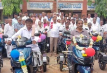 ವಿಕಲಚೇತನರಿಗೆ ತ್ರಿಚಕ್ರ ವಾಹನ, ಮಹಿಳೆಯರಿಗೆ ಹೊಲಿಗೆ ಯಂತ್ರ ವಿತರಣೆ: ರವಿಶಂಕರ್