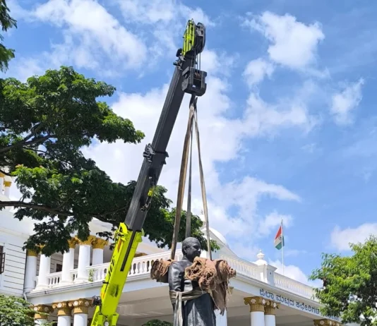 ಜಿಲ್ಲಾಧಿಕಾರಿ ಕಚೇರಿ ಬಳಿ ದೇವರಾಜ ಅರಸು ನೂತನ ಪ್ರತಿಮೆ ಪ್ರತಿಷ್ಠಾಪನೆ