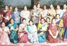 ಸ್ವಾಸ್ತಿಕ ನಗರದ ಮಹಾಲಕ್ಷ್ಮಿಗುಡಿಯಲ್ಲಿಅಧಿಕ ಮಾಸದ ನಿಮಿತ್ಯ 33 ವಚನ ಪುಸ್ತಕ ವಿತರಣೆ